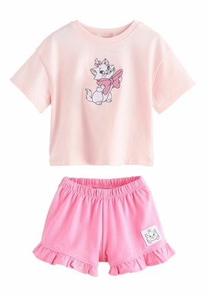 Világos rózsaszín kisgyermek ruha rövid ujjú felsővel, amelyen egy íjat tartó kiscica látható, és hozzáillő nadrág fodros szegélyekkel és kiscica folttal.