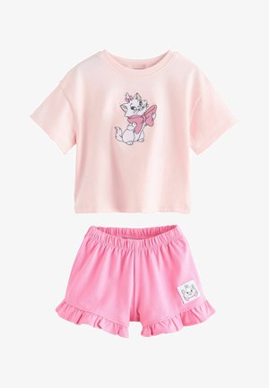 Svjetloružičasti dječji komplet s kratkim rukavima, majica s mačićem koji drži mašnu i odgovarajuće kratke hlače s naborima na rubovima i zakrpom s mačićem.