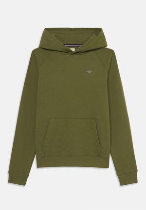 Oliven grønn bomull hettegenser med en frontlomme, ribbestrikkede mansjetter og hette. Har en liten brodert logo på brystet.