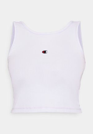 Tricou alb cu dungi, cu decolteu rotund, având un mic logo brodat în roșu și negru, centrat pe piept.