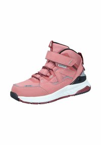 Růžové vysoké sportovní boty vyrobené z texturované semišové kůže a textilu. Mezi funkce patří nastavitelné pásky, šňůrky a bílá a černá gumová podrážka.