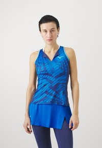 Mėlynas sportinis apatinis marškinėlis su raštuotu dizainu, turintis V formos iškirptę ir kontrastingą tamsiai mėlyną apdailą. Atrodo, kad medžiaga yra lengva ir pralaidi orui.