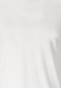 Biała koszulka z krótkim rękawem, wykonana z miękkiej bawełny, z prostym okrągłym dekoltem i gładką fakturą. Doskonała do codziennego noszenia.