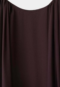 Vêtement à manches longues marron foncé avec un détail de tissu froncé à l'épaule et une texture lisse et douce.