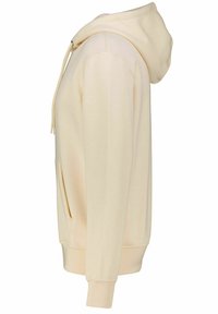 Hoodie beige en tissu doux, avec une capuche à cordon de serrage, une poche avant et des poignets côtelés ; texture lisse avec un design simple.