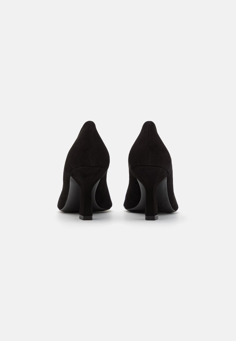 Scarpe con tacco alto in suede nero, con punta affusolata e un robusto tacco a blocco, caratterizzate da una texture liscia e un design semplice.