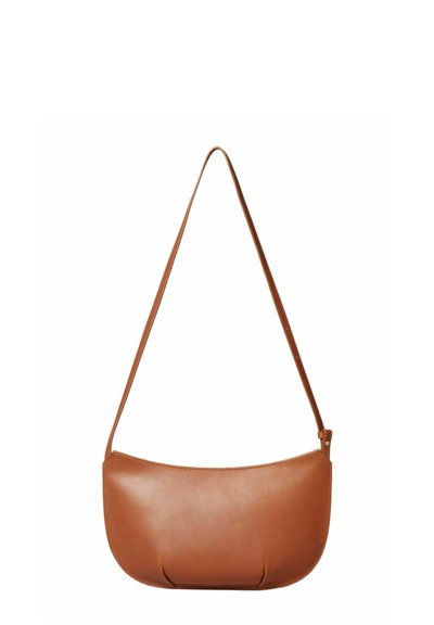 Bolso de cuero marrón con un diseño curvado, forma esbelta y correa ajustable. Presenta una textura suave y un detalle minimalista.