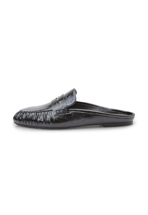 Scarpa slip-on in pelle nera con design a frange, texture liscia, punta arrotondata e motivo crepato sottile sulla superficie.