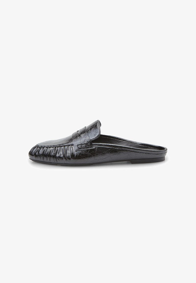 Schwarzer Leder-Slipper mit Fransen-Design, glatter Textur, abgerundeter Spitze und dezentem Rissmuster auf der Oberfläche.