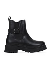 Botas de tobillo de piel negra con punta redondeada, paneles laterales elásticos, un detalle de hebilla y una suela de goma chunky y texturizada.