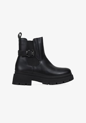 Stivali alla caviglia in pelle nera con punta tonda, pannelli laterali elasticizzati, dettaglio con fibbia e suola in gomma spessa e testurizzata.