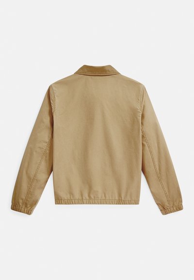 Khakifarget jakke med krage, elastiske mansjetter og kant nederst. Laget av et glatt stoff med et enkelt design uten synlige spenner eller mønstre.