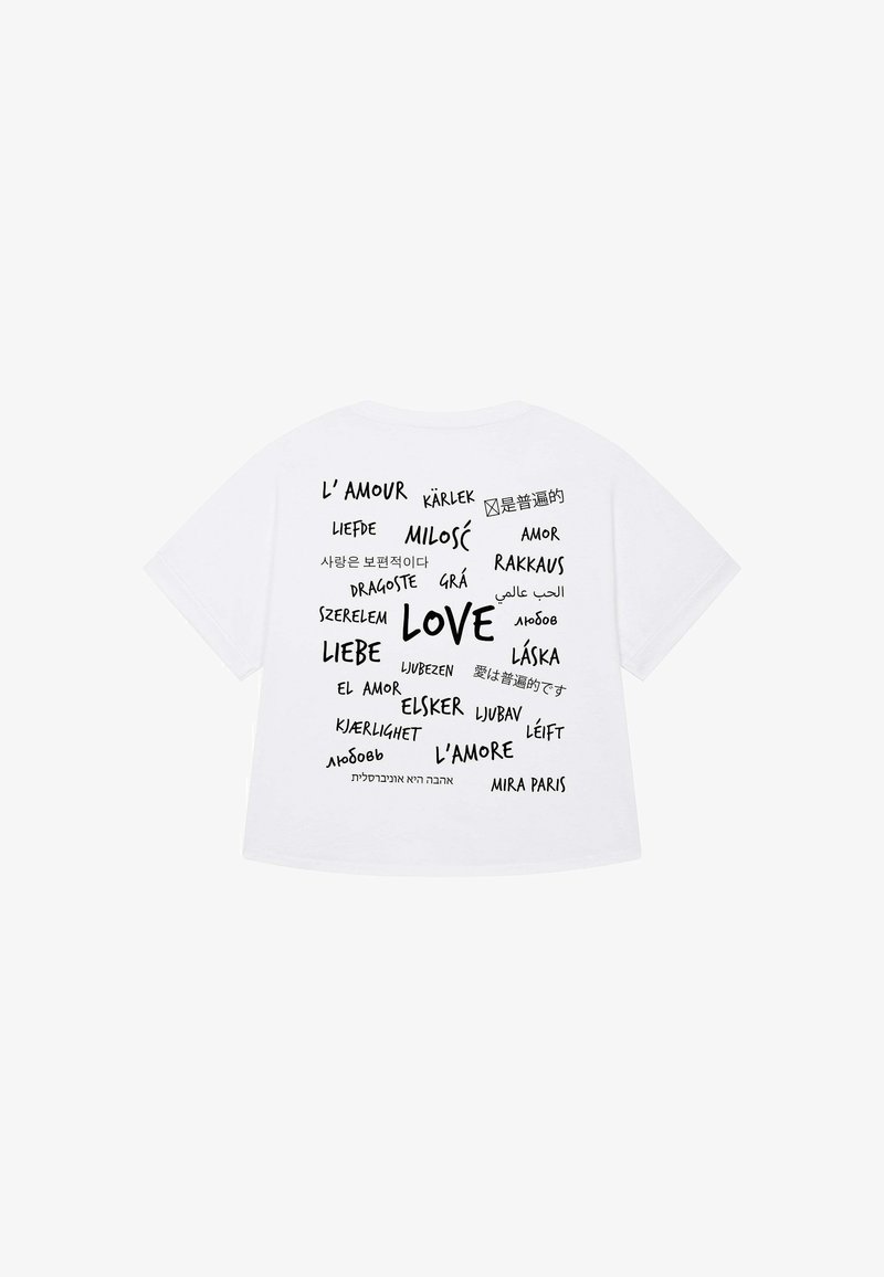 Balta trumpa rankovėmis marškinėliai, kuriuose spausdinami įvairūs žodžiai reiškiantys "meilė" keliomis kalbomis, rašyti juodais didžiosiomis ir mažosiomis raidėmis.