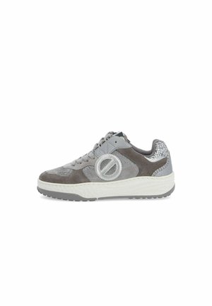 Zapatilla baja gris y plata con cierre de cordones, tejido texturizado, detalle de purpurina en el talón y suela blanca y gruesa.
