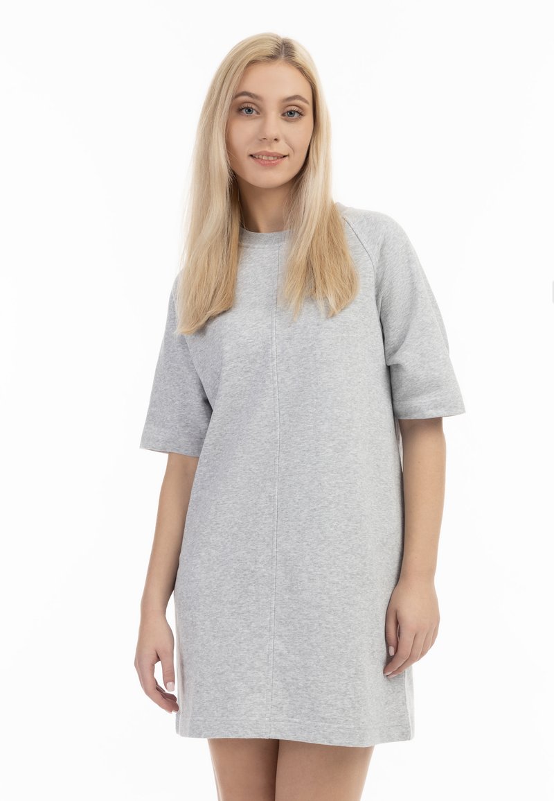 Harmaa, lyhythihainen mekko, joka on valmistettu pehmeästä kankaasta. Ominaisuuksiin kuuluu rento istuvuus ja hienovaraiset saumat. Helma ulottuu polvien ylle.