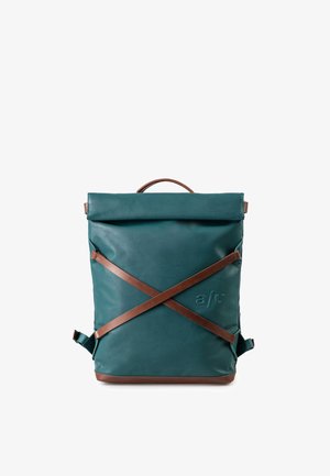 Grüner Rucksack mit Rolltop, braunen gekreuzten Riemen und Griff, geprägtem "a/u"-Logo und verstellbaren Schultergurten.