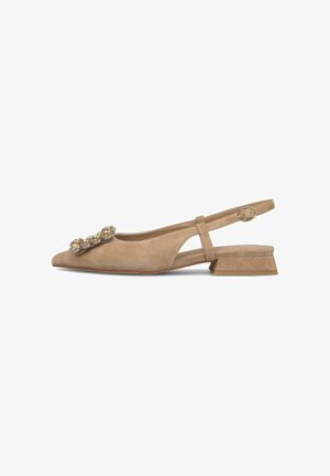 Chaussure plate slingback en daim beige avec petit talon bloc bas et grande décoration en strass sur l\'orteil pointu.