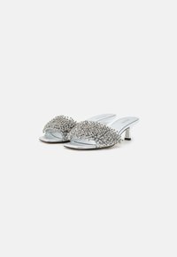 Sandales à talon argenté avec un dessus texturé orné de strass regroupés, conçues avec un bout ouvert et un talon bloc bas.