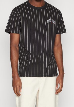 Czarna koszulka w paski z krótkimi rękawami i okrągłym dekoltem. Posiada białe pionowe paski oraz małe haftowane logo na piersi.