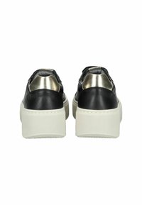 Chaussures à plateforme en cuir noir avec une semelle blanche, dotées d'un accent métallique brillant au talon et d'une finition lisse au toucher.