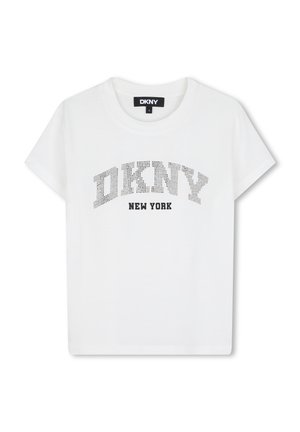 Wit T-shirt met korte mouwen met zwarte "DKNY" tekst in een gestippeld patroon en "NEW YORK" eronder aan de voorkant, ronde hals, maataanduiding zichtbaar aan de binnenkant van de kraag.