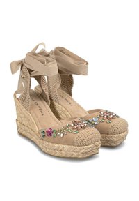 Beige espadrille-wedges met een geweven jute zool, voorzien van een verstelbare band voor om de enkel en decoratieve bloemversieringen in meerdere kleuren.