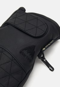 Melnas ādas cimdiņš ar kvadrātveida rakstu, Velcro siksnu un GORE-TEX uzlīmi. Iekļauj āķi pievienošanai un reljefu logotipu.
