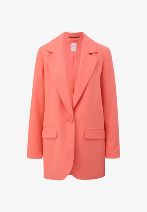 Koraalblazer gemaakt van een gladde stof, met een enkele knoopsluiting, notch revers en twee voorkruiszakken. Maatlabel zichtbaar.