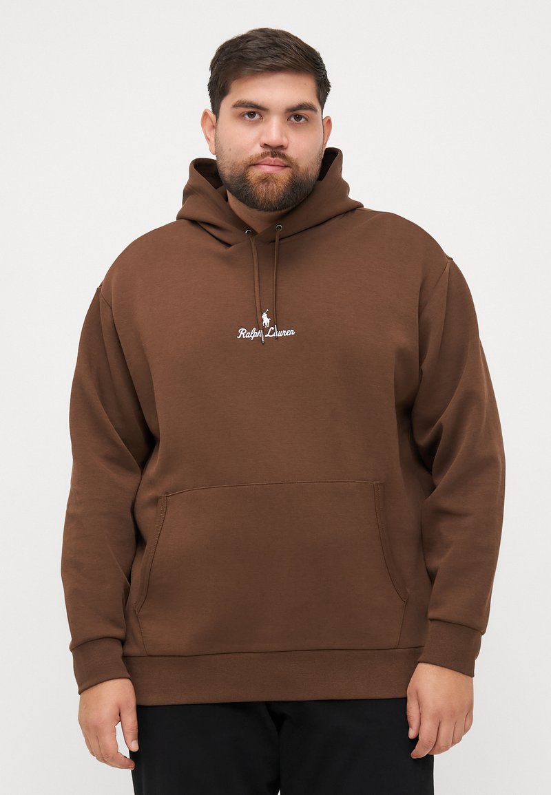 Hanorac maro cu buzunar tip kangur, glugă cu șnur și logo brodat "Ralph Lauren". Material moale și croială lejeră.