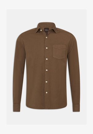 Ruskea pitkähihainen paita, jossa on napillinen kaulus, rintatasku ja valkoiset napit sileällä kankaalla.