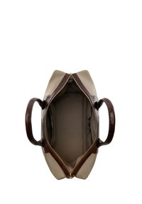 Beige tas met donkerbruine, gestructureerde handvatten, ritssluiting en ruime binnenkant. Gladde stof, minimalistisch ontwerp en geen zichtbare logo's.
