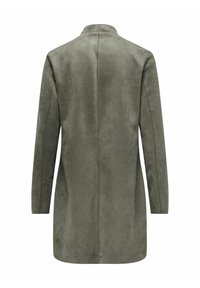 Langer grüner Mantel aus weichem, strukturiertem Stoff mit geradem Schnitt, hohem Kragen und ohne sichtbare Beschläge oder Verzierungen.