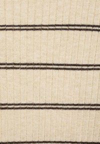 Breikatoen met een crème basis en donkerbruine horizontale strepen, met een ribbelstructuur en gelijkmatige stitching door het hele materiaal.