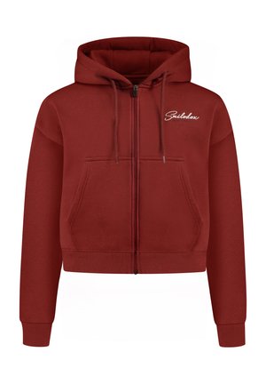 Sudadera con capucha recortada en felpa roja intensa, que presenta un bolsillo frontal, capucha con cordón y un logotipo blanco en la zona del pecho izquierdo.