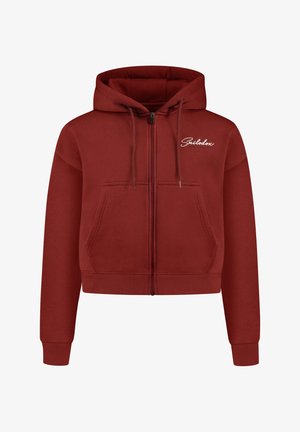 Kortgeknipte ritshoodie van dieprode fleece, met een voorzak, een capuchon met trekkoorden en een wit logo op de linkerborst.