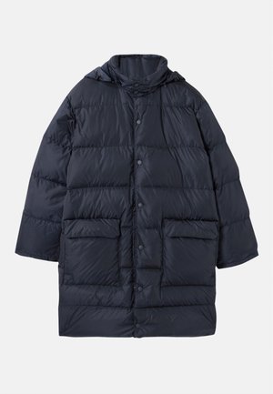 Chaqueta acolchada azul marino con capucha, con un cierre de botones en la parte delantera, dos grandes bolsillos frontales y un diseño acolchado para mayor aislamiento.