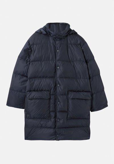 Tumesinise kapuutsiga puhv jacket, millel on nööbiga esitaskud, kaks suurt esimesest taskut ja sooja hoidmiseks quilting-kujundus.