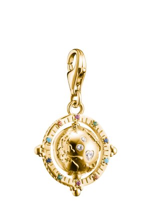 Goldener Globusanhänger mit bunten Steinen am Rand und drei klaren Edelsteinen auf dem Globus, befestigt an einem goldenen Verschluss.