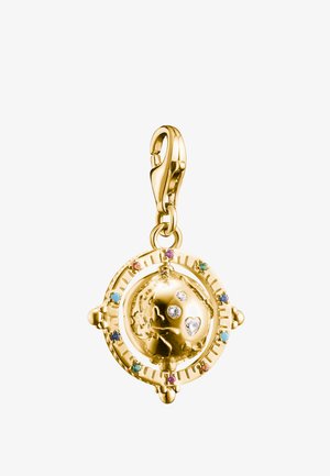 Goldener Globusanhänger mit bunten Steinen am Rand und drei klaren Edelsteinen auf dem Globus, befestigt an einem goldenen Verschluss.