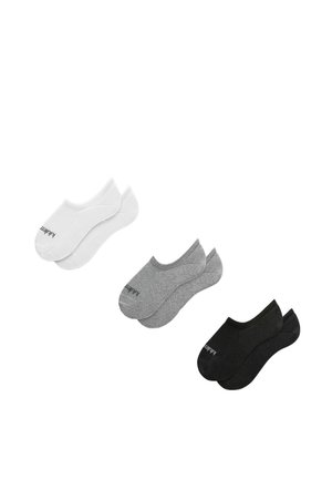 Tres pares de calcetines invisibles en blanco, gris y negro, cada par apilado con el nombre de la marca visible en la zona de los dedos.
