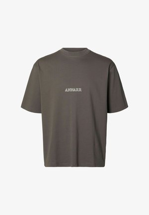 Braunes T-Shirt mit Rundhalsausschnitt und kurzen Ärmeln, mit weißem "ANNARR"-Schriftzug mittig auf der Brust, vor weißem Hintergrund dargestellt.