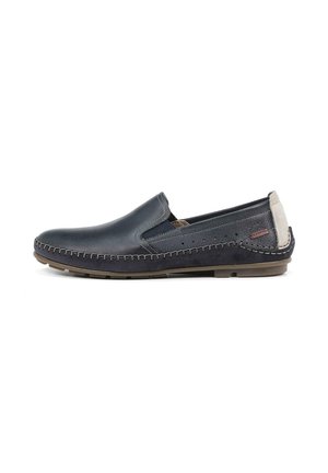 Zapatos de cuero azul marino tipo slip-on con un acabado texturizado, que presentan detalles de costura y un acento beige en el talón.