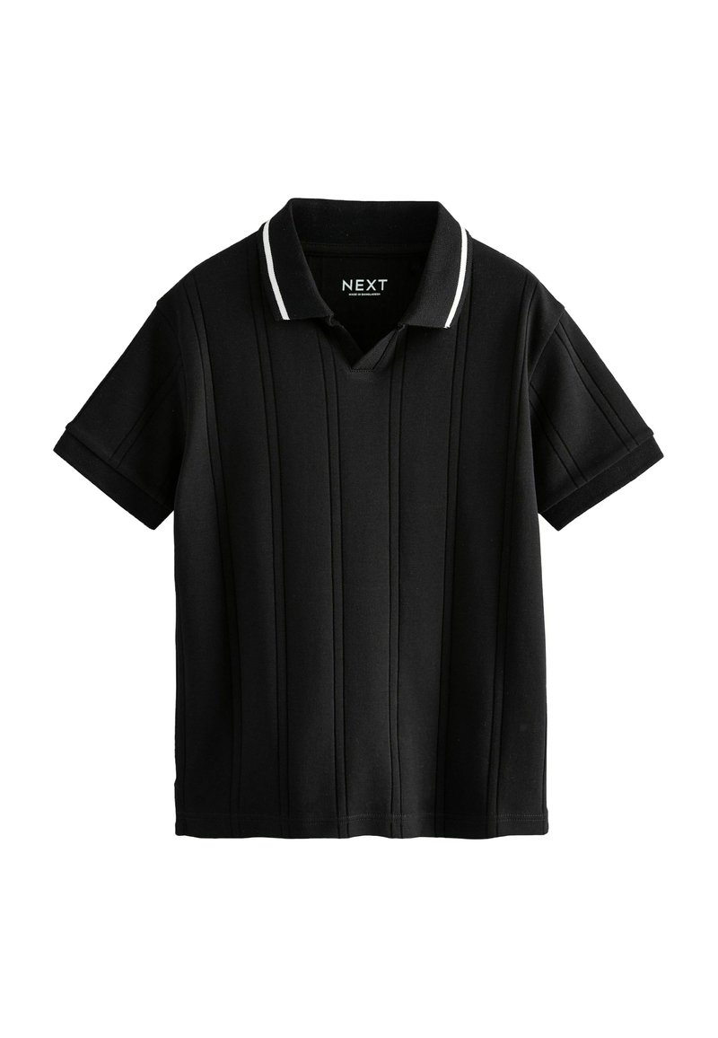 Polo nero con maniche corte, caratterizzato da un colletto con rifinitura bianca e texture a righe verticali. Etichetta del marchio "NEXT" all'interno del colletto.