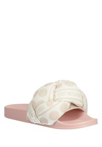 Roze sliders met een gewatteerde witte band met stippenpatroon en reliëftekst, rustend op een gladde roze zool.