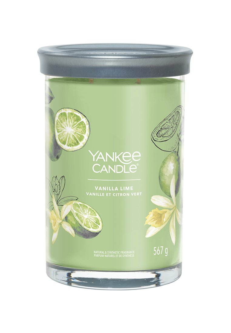 Yankee Candle in einem klaren Glasbehälter mit einem grünen Etikett, auf dem Illustrationen von Limetten und Vanille zu sehen sind, bedeckt mit einem grauen Deckel. Enthält 567 g.