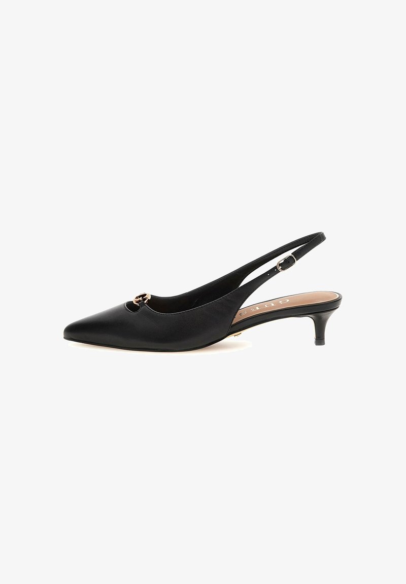 Scarpa slingback nera con punta affilata, realizzata in pelle liscia. Presenta un dettaglio a taglio e una piccola accentuazione in oro. Tacco kitten basso.