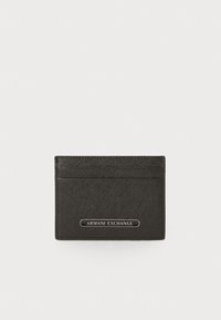 Juodas kortelių laikiklis su tekstūruota paviršiumi ir sidabriniu "Armani Exchange" logotipu centre, demonstruojantis elegantišką, minimalistinį dizainą.