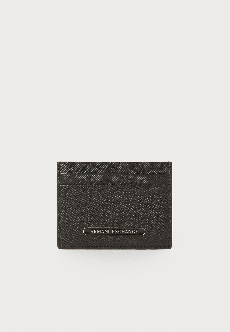 Juodas kortelių laikiklis su tekstūruota paviršiumi ir sidabriniu "Armani Exchange" logotipu centre, demonstruojantis elegantišką, minimalistinį dizainą.