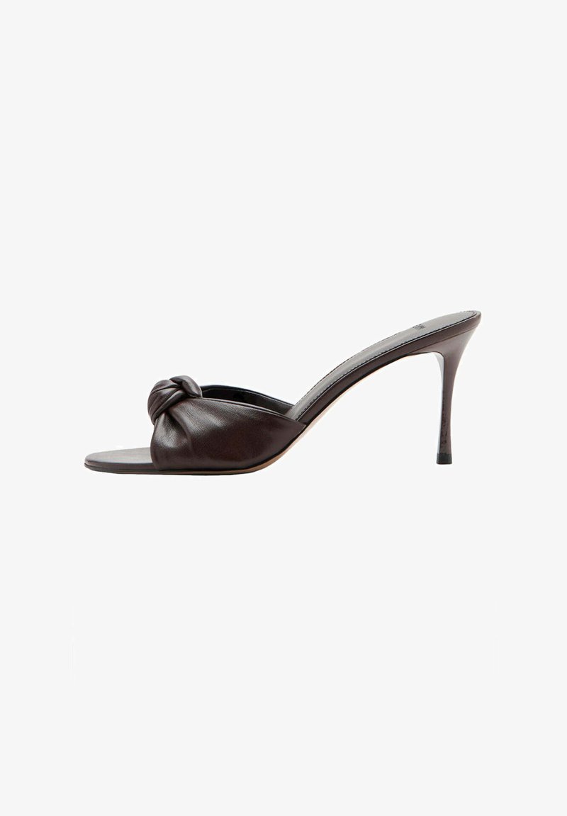 Mule en cuir marron foncé à talon haut avec un bout ouvert et un détail de nœud sur la bride avant.