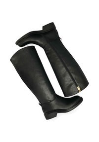 Botas de cuero negro hasta la rodilla con una textura suave, cremallera lateral y un tacón bajo de bloque. Diseño minimalista sin patrones visibles.